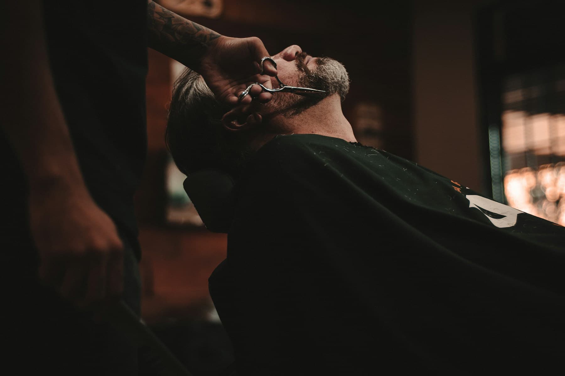 Ritual da barba com tesoura, cuidado e precisão